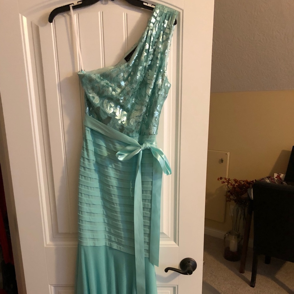 Betsy&Adam gorgeous long dress